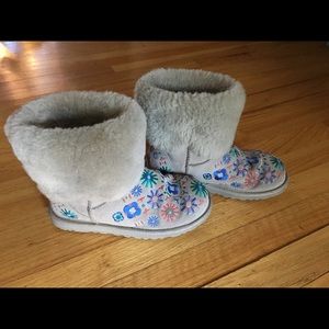 Ugg Boots Gray with embroidered flowers